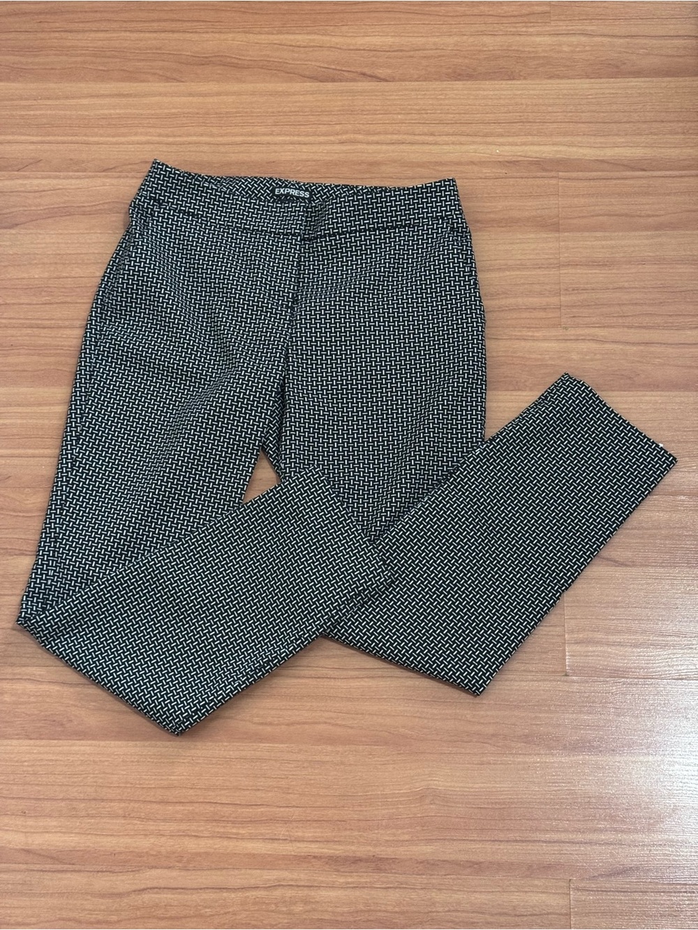 Express Columnist Black & White Patterned Ankle Pants Size 4R